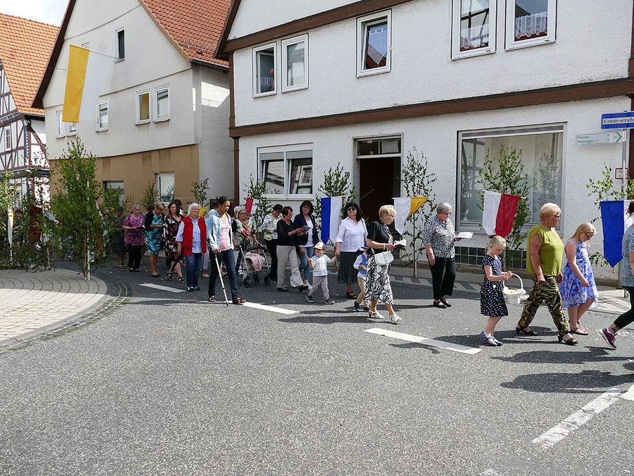 Fronleichnamsprozession durch die Straßen von Naumburg (Foto: Karl-Franz Thiede)